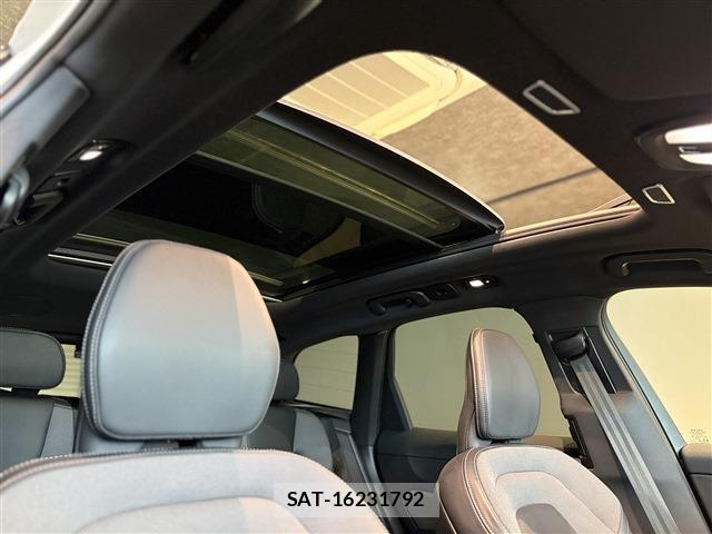 Volvo XC60 2021-10 8548646-12