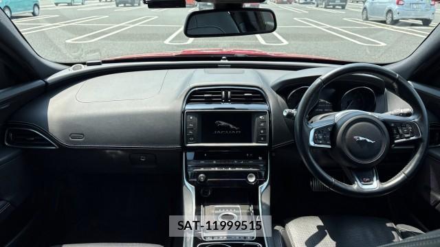 Jaguar XE 2015-07 8550283-2