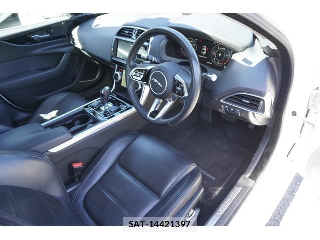 Jaguar XE 2019-10 8552116-18