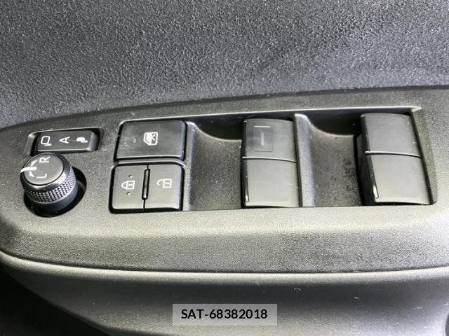 Toyota YARIS 2022-10 8552616-17