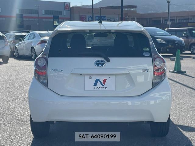 Toyota AQUA 2013-08 8646708-15
