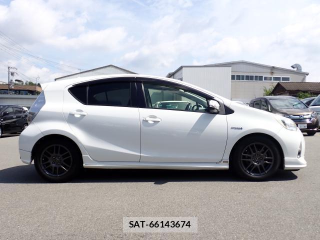 Toyota AQUA 2012-08 8647267-3