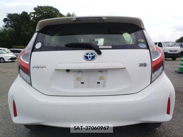 Toyota AQUA 2018-09 8647566-1