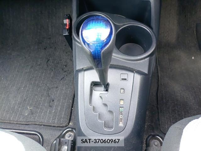 Toyota AQUA 2018-09 8647566-11