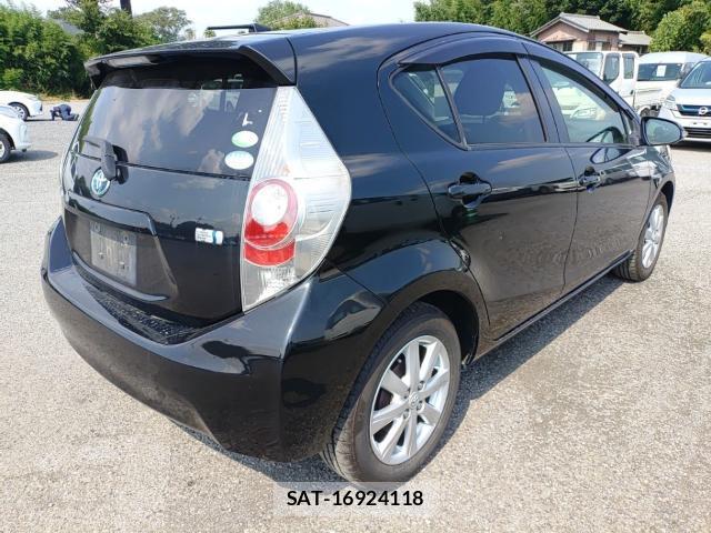 Toyota AQUA 2014-08 8647571-4