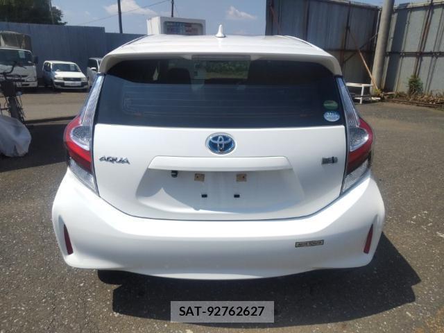 Toyota AQUA 2018-05 8647663-1