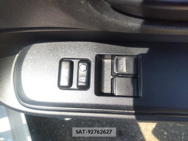Toyota AQUA 2018-05 8647663-13