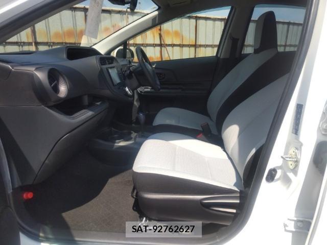 Toyota AQUA 2018-05 8647663-15