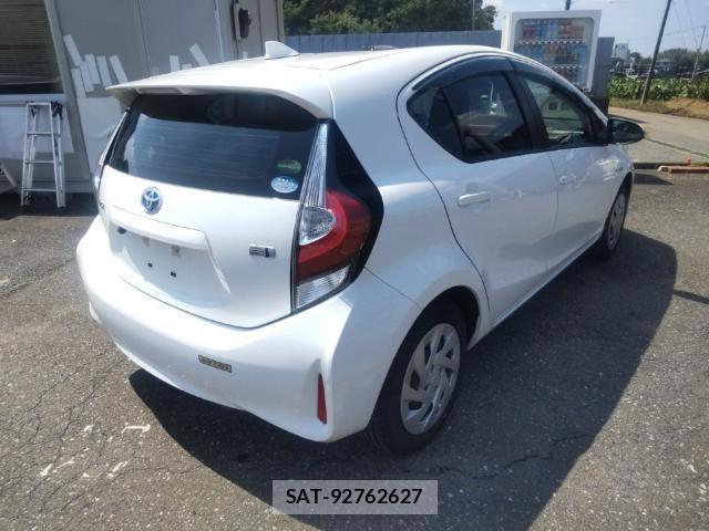 Toyota AQUA 2018-05 8647663-4