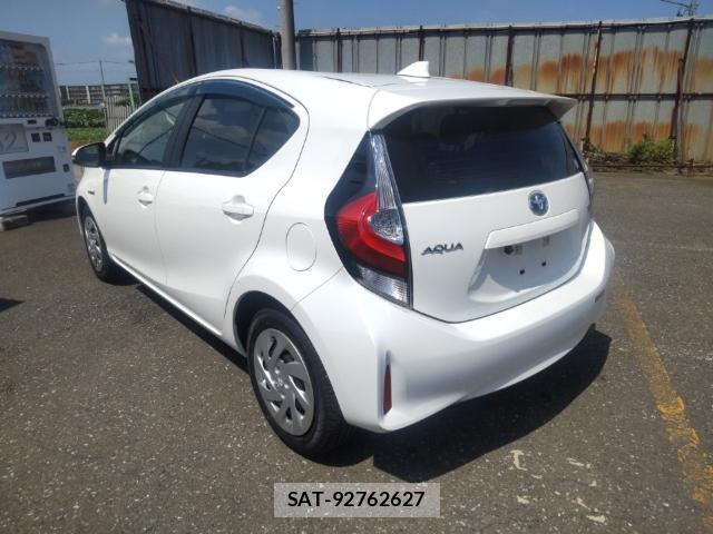 Toyota AQUA 2018-05 8647663-5