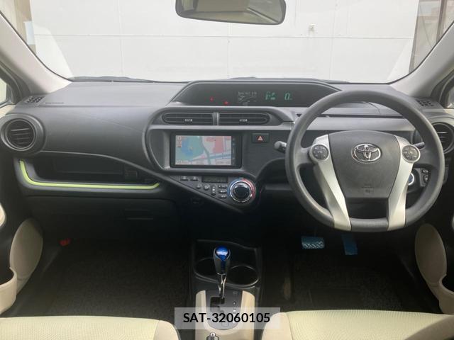 Toyota AQUA 2012-03 8647909-1