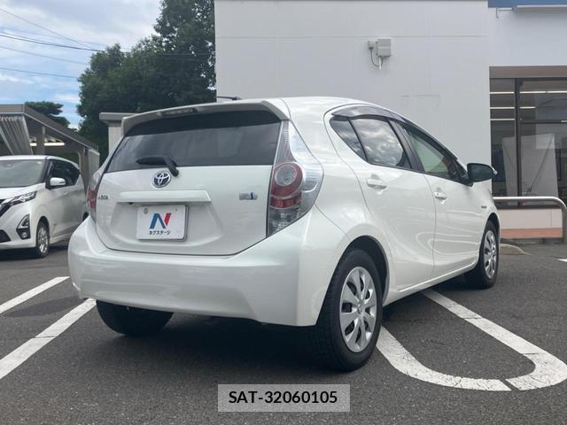 Toyota AQUA 2012-03 8647909-16