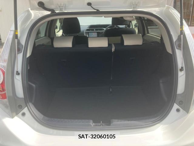 Toyota AQUA 2012-03 8647909-9
