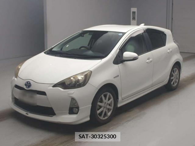 Toyota AQUA 2013-02 8648095-0