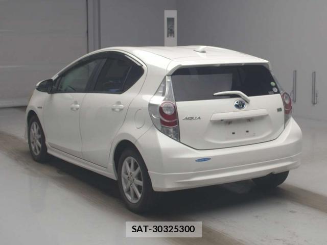 Toyota AQUA 2013-02 8648095-1