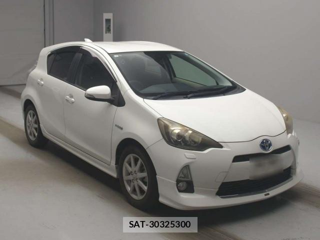 Toyota AQUA 2013-02 8648095-10
