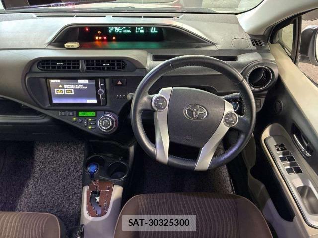 Toyota AQUA 2013-02 8648095-2