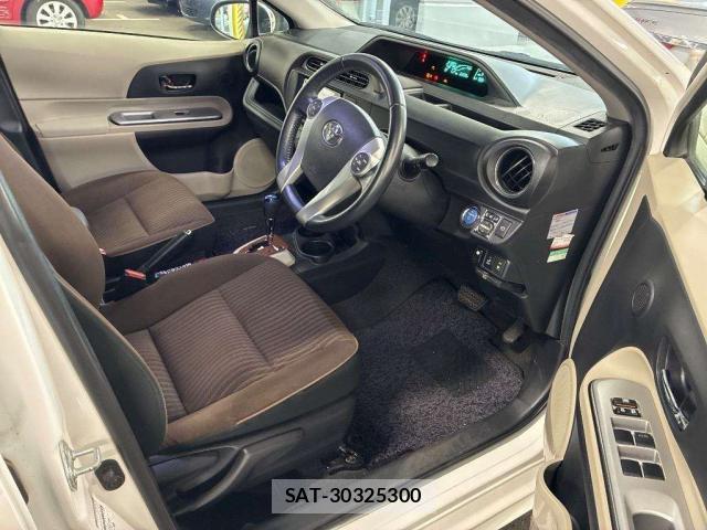 Toyota AQUA 2013-02 8648095-3