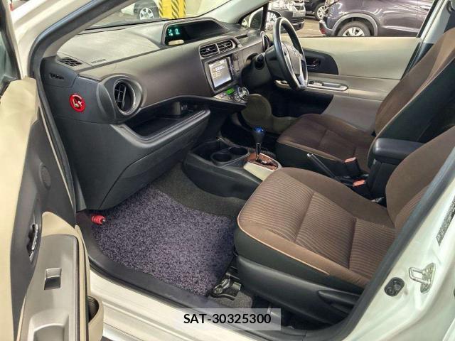 Toyota AQUA 2013-02 8648095-4