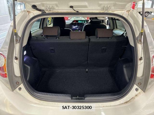 Toyota AQUA 2013-02 8648095-6