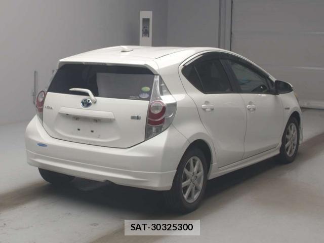 Toyota AQUA 2013-02 8648095-9