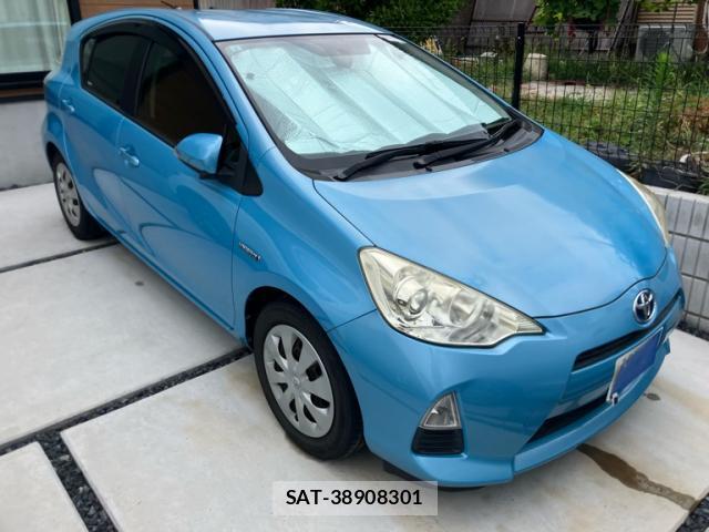 Toyota AQUA 2013-08 8648470-0