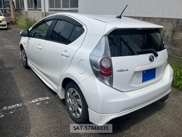 Toyota AQUA 2013-09 8648521-13
