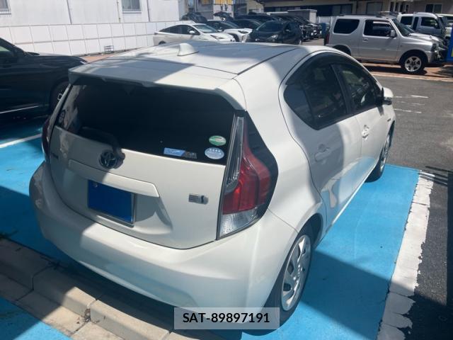 Toyota AQUA 2015-03 8648617-2