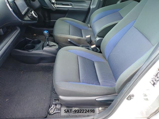 Toyota AQUA 2017-08 8648634-15
