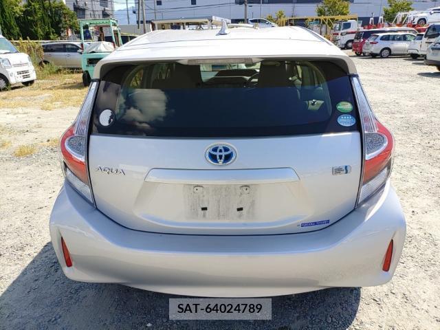 Toyota AQUA 2017-08 8648638-1