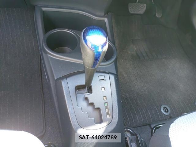 Toyota AQUA 2017-08 8648638-11