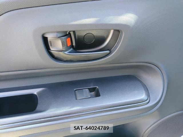 Toyota AQUA 2017-08 8648638-12