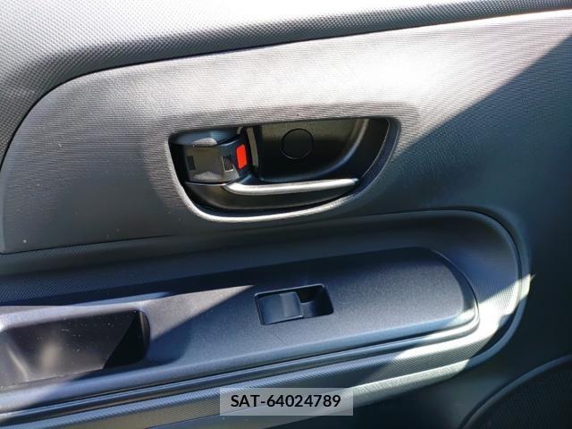 Toyota AQUA 2017-08 8648638-13