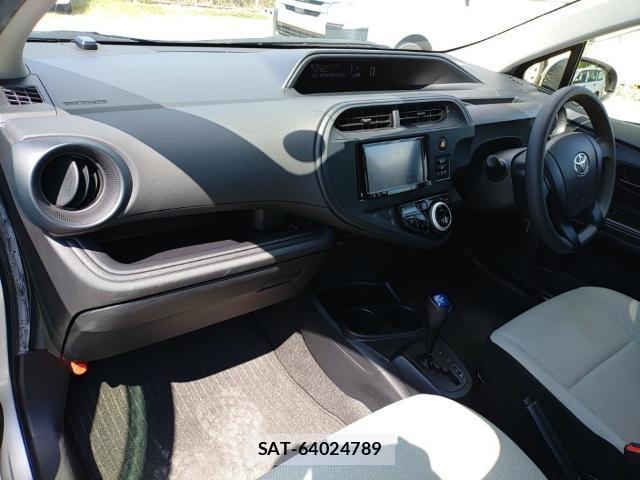 Toyota AQUA 2017-08 8648638-15