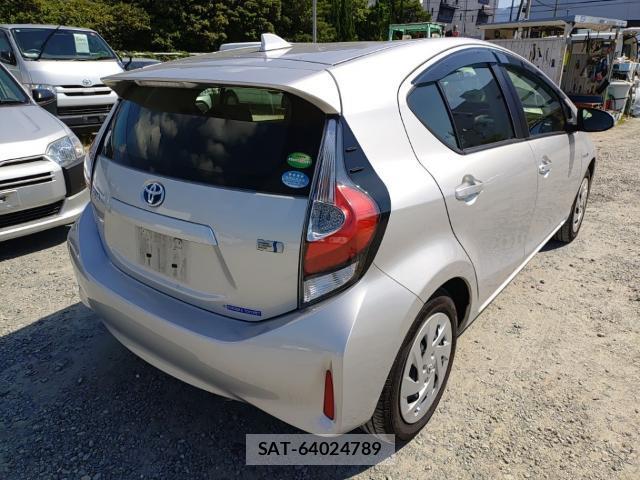 Toyota AQUA 2017-08 8648638-4