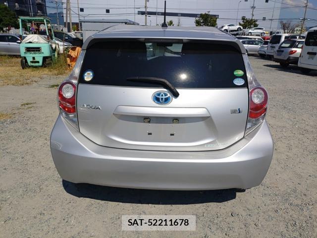 Toyota AQUA 2013-08 8648641-1