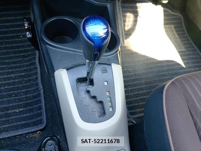Toyota AQUA 2013-08 8648641-11