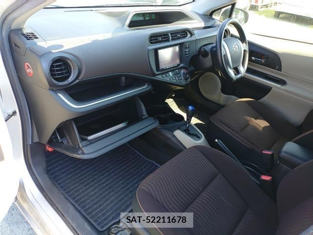 Toyota AQUA 2013-08 8648641-15