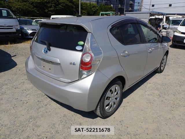 Toyota AQUA 2013-08 8648641-4