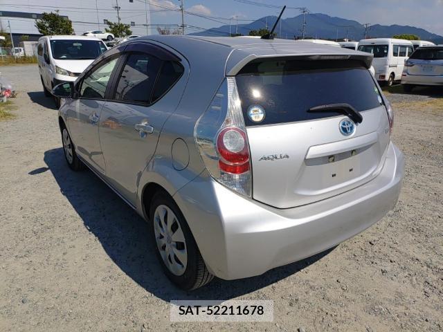 Toyota AQUA 2013-08 8648641-5