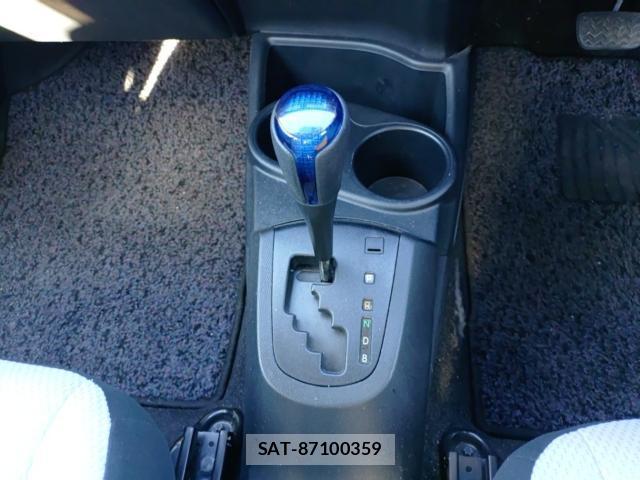 Toyota AQUA 2015-08 8648644-11