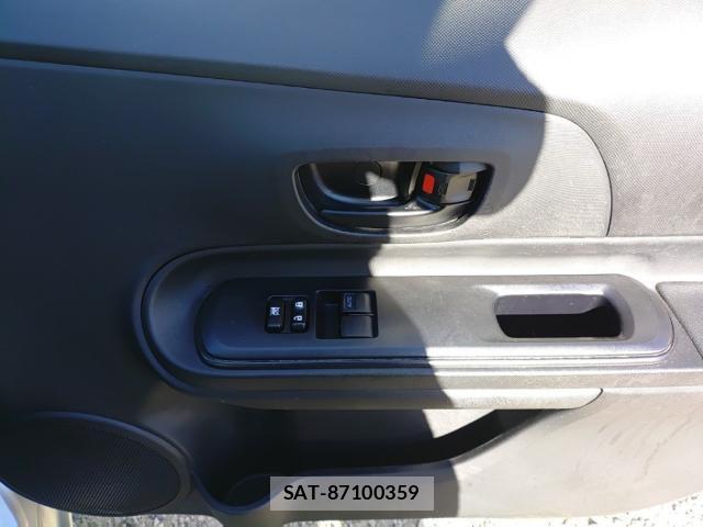Toyota AQUA 2015-08 8648644-13