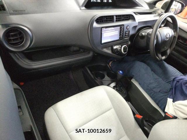 Toyota AQUA 2018-05 8648921-2