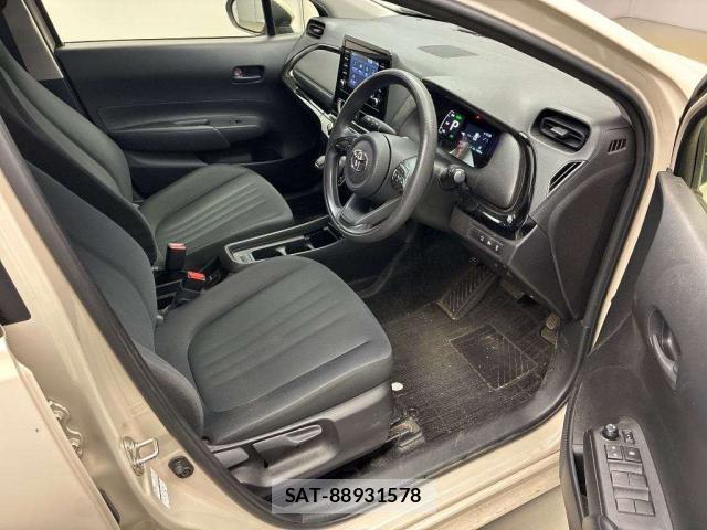Toyota AQUA 2021-10 8649247-8