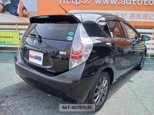 Toyota AQUA 2014-03 8649462-1