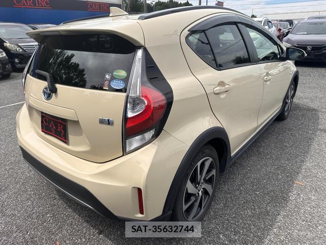 Toyota AQUA 2018-03 8649976-5