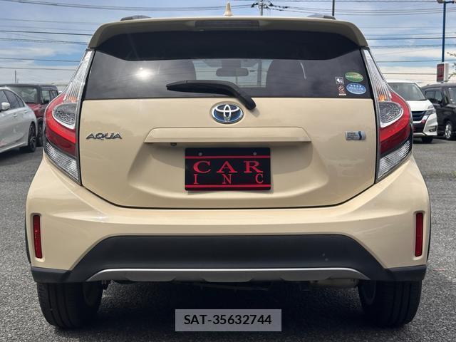 Toyota AQUA 2018-03 8649976-6