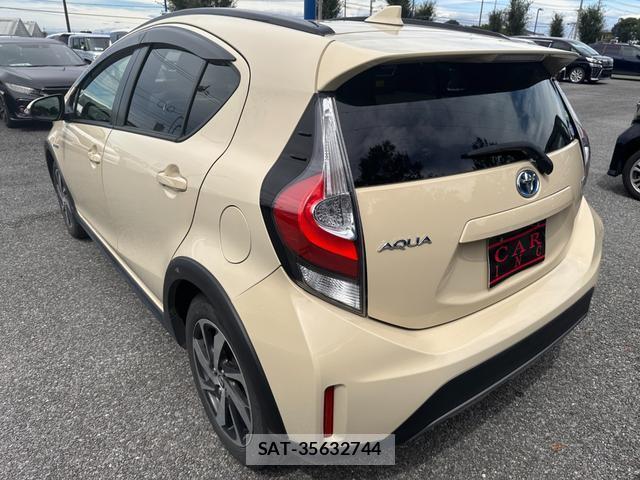 Toyota AQUA 2018-03 8649976-7