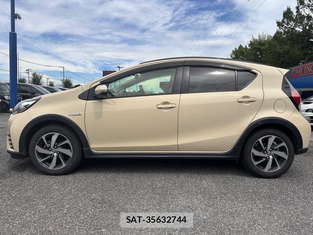 Toyota AQUA 2018-03 8649976-9