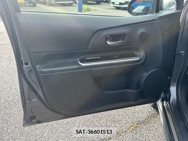 Toyota AQUA 2017-09 8649980-9